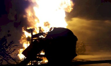 Truk Tangki Pertamina Terbakar Usai Kecelakaan