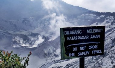 Masyarakat Dilarang Dekati Kawah Ratu Tangkuban Parahu