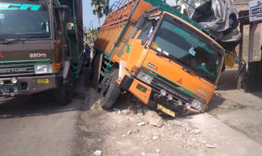 Sopir Mengantuk Truk Fuso Masuk Got di Sengeti