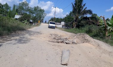 Sepanjang 8 KM Jalan Provinsi Rusak Berat Dikeluhkan Warga Teluk Nilau
