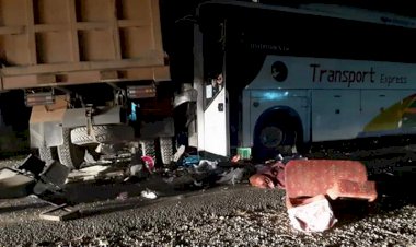 BREAKING NEWS!! Tabrakan Maut Bus Transport Ekspres dan Fuso di Bungo Dikabarkan Dua Tewas