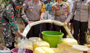 Kemarau Panjang, Polisi Merangin Kirim 10 Ton Air Bersih