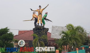 Lapor Pak Jokowi! Gara-gara Asap, Patung Tugu Juang Sengeti Dipasangi Masker