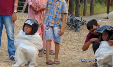 Begini Keseruan Balap Karung Enduro Warga Tanjung Pasir