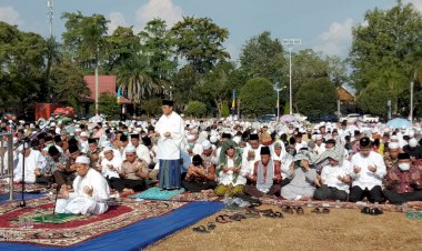 Gubernur Jambi Fachrori Umar Sholat Istisqa Bersama Ratusan Masyarakat