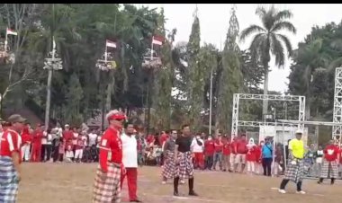 Keceriaan Wako Jambi Main Bola Gunakan Sarung