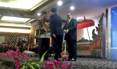 Menristek Dikti Perkenalkan Rektor Orang Asing Pertama di Indonesia