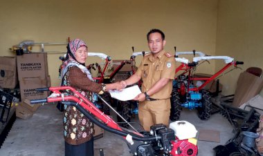 Gunakan Bantuan APBN, Dinas Pertanian Salurkan Bantuan ke Petani