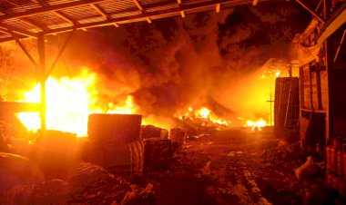 Gudang Vulkanisir Ban dan Rongsokan di Sarolangun Ludes Terbakar