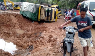 Proyek Provinsi di Merangin Nyaris Memakan Korban, Dump Truck Terbalik