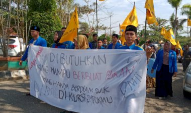 Belum Lagi Dilantik, 35 Anggota DPRD Merangin Didemo Mahasiswa