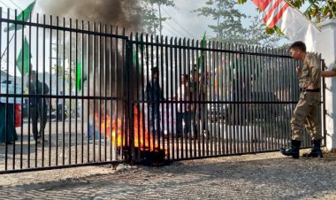 Tak Kunjung Ditemui Massa Pendemo Bakar Ban Didepan Pagar DPRD