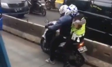 Viral! Aksi Polisi 'Nempel' Pemotor yang Mau Kabur dari Busway