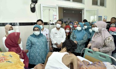 Hj Rahima Bantu Penderita Tumor Paru, Orang Tua Pasien Apresiasi Perhatian Ibu Gubernur