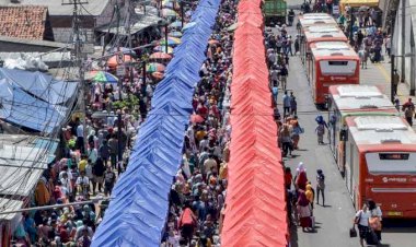 Rujuk Pergub Buatan Ahok, Anies Bolehkan PKL di Trotoar
