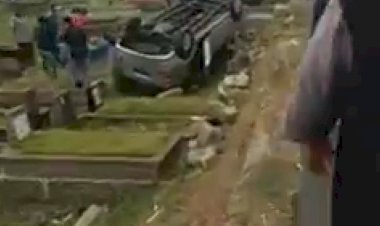 VIRAL! Lakalantas, Mobil Tindih Makam di TPU