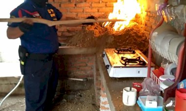 Pemilik Rumah Panik, Begini Aksi Danpos Damkar Bungo Padamkan Api