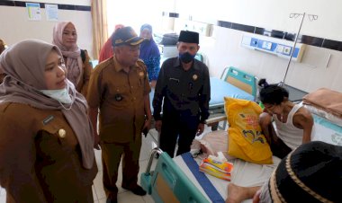 Jenguk Rachju di RSUD Raden Mattaher, Bupati Masnah Salurkan Bantuan