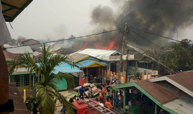 BREAKING NEWS!! Warga Panik, Kobaran Api Mengamuk di Kelapa Gading Tanjab Barat