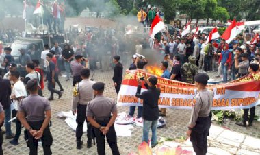Demo di KPK Ricuh, Bakar Karangan Bunga dan Copot Kain Hitam