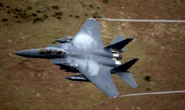 Dua Penerjun Payung Nyaris Ditabrak Pesawat Tempur F-15