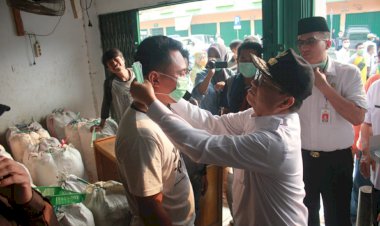 Gubernur Fachrori Bagikan 5.000 Masker ke Masyarakat dan Pedagang Angso Duo