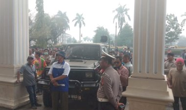 Dilarang Isi BBM Bersubsidi di SPBU, Puluhan Sopir Truk Protes ke DPRD Provinsi Jambi