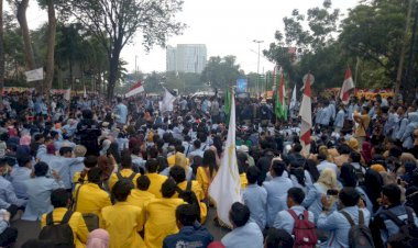 Ribuan Mahasiswa Blokir Jalan di Depan DPRD Sumsel