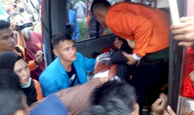 Unjuk Rasa Rusuh, Sejumlah Mahasiswa Dilarikan Ke Rumah Sakit