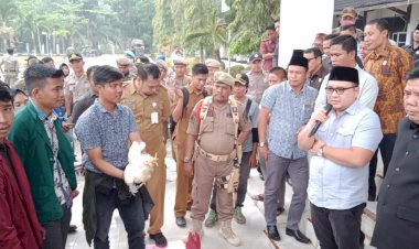 Aliansi Mahasiswa Merangin Unjuk Rasa, Wakil Ketua DPRD Tolak Hadiah Simbolis Ayam Potong