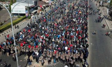 Mahasiswa Demo di DPRD Bone Sulsel, Kursi di Lantai 2 Dibakar