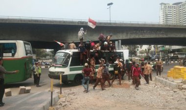 Hendak ke DPR, Belasan Pelajar #STMMelawan Ditangkap Polisi di Slipi