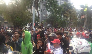 Giliran Demo Pelajar di DPR RI Ricuh, Jalan di Palmerah Diblokir