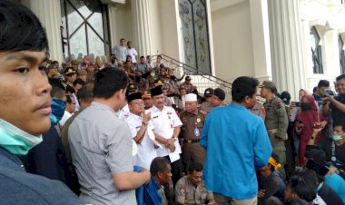 Unjuk Rasa, Mahasiswa Jambi Kasih Pantun! Kalau Tak Sanggup Gubernur Lebih Baik Mundur