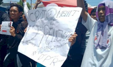 Ikut Tolak RKUHP, Poster yang Dibawa Siswa SMA Ini 'Ngeres' Crot 12 Menit 12 Tahun Penjara
