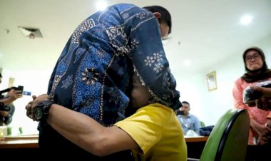 Tangis Haru dan Pelukan Saat Ketiga Pegawai Puskesmas Bertemu Anies