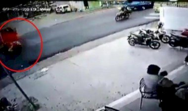 Digas Anaknya, Emak-emak Naik Matic Nyosor ke Truk di Padang