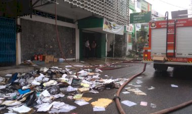 Bank Syariah Mandiri Terbakar, Dokumen Berserakan di Jalan