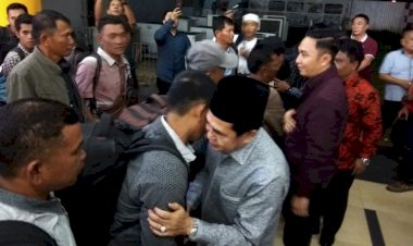 Selamat dari Kerusuhan Wamena, Walikota AJB Sambut Kedatangan Warganya di Bandara Jambi