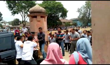 Wiranto Ditusuk Samping Kiri Mobil oleh Pria Bercelana Pendek