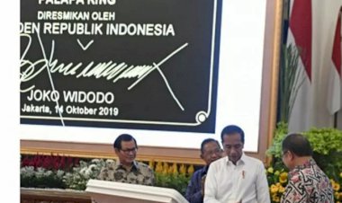 Jokowi Tandatangani Prasasti Digital Resmikan operasi Palapa Ring Hubungkan 514 Kabupaten