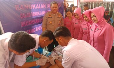 Di Kampung Nelayan Polres Tanjab Barat Sunatkan 30 Anak
