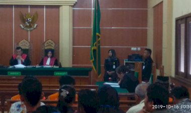 Main HP, Hakim Tegur dan Usir Penasehatnya Hukum Muslim Ditengah Sidang