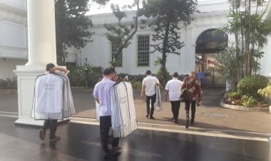 Deretan Kemeja Putih Dibawa Masuk ke Istana, untuk Menteri Barukah?