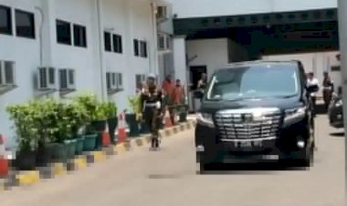 Wiranto bersama Istri Tinggalkan RSPAD