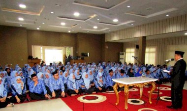 Tak Lazim, Duduk Lesehan Bupati Haris Lantik 229 Pejabat Fungsional