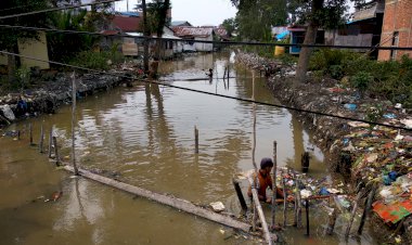 Aksi Tiga Warga Tungkal Nyemplung ke Sungai Demi Bersihkan Sampah