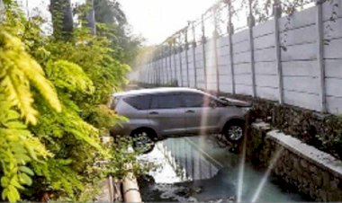 VIRAL Mobil Tersangkut di Selokan Air Kalideres, Kok Bisa Ya?