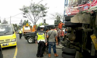 Truk Hantam Mobil di Puncak Hingga Terguling, Ini Penyebabnya...