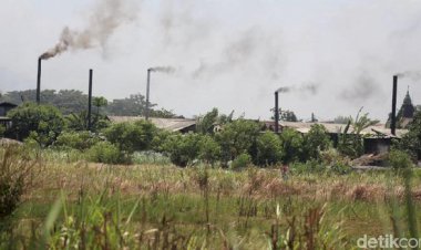 Ngeri Banget! Pabrik Tahu Ini Gunakan Sampah Plastik Impor